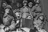 Кто сказал, что надо бросить песни на войне!