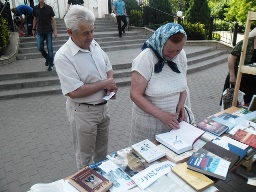 Прихожане у выставки